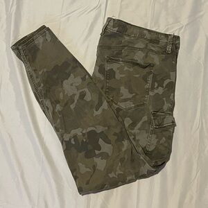 Old Navy Women's Rockstar Super Skinny High Rise Camouflage Cargo Jeans Size 20